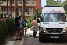 Estudiantes frente a un hotel Covid en Palma.