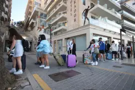 Los estudiantes salen del Hotel Covid en Palma.